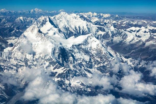 Venerado pelos povos locais, o Monte Everest fica localizado no Parque Nacional Sagarmatha e é a fronteira natural que divide o Nepal do planalto tibetano, na China.