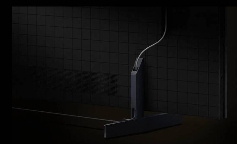 O modelo tem design minimalista, bordas finas e várias entradas para cabos e conectores.