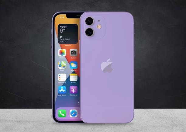 O iPhone 12 se diferencia pelo tamanho leve e portátil. (Fonte: GettyImages / Reprodução)