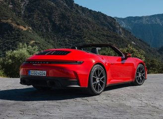 Já o 911 Carrera Cabriolet das fotos traz o clássico "Vermelho Guards", também sem custo extra.