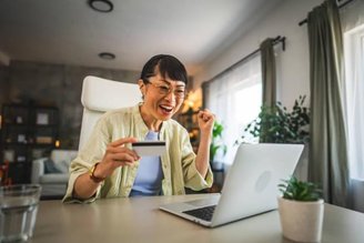 Monitore o preço dos itens desejados para encontrar as melhores ofertas. (Fonte: GettyImages/Reprodução)