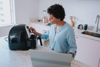 A fritadeira elétrica é cobiçada por quem ama cozinhar. (Fonte: GettyImages / Reprodução)