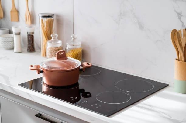 O cooktop economiza um espaço valioso na cozinha. (Fonte: GettyImages / Reprodução)