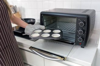 O forno elétrico economiza um espaço valioso na sua cozinha. (Fonte: GettyImages / Reprodução)