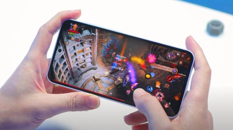 A tela Super AMOLED entrega boa fidelidade de cores e pretos absolutos. (Imagem: Felipe Pedro e Gustavo Katsumi/TecMundo)
