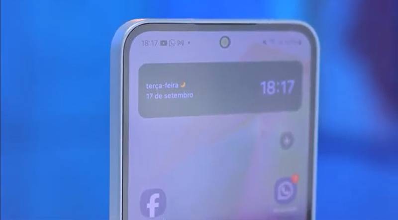 O Galaxy A34 é arredondado nas pontas e reto nas laterais. ((Imagem: Felipe Pedro e Gustavo Katsumi/TecMundo)