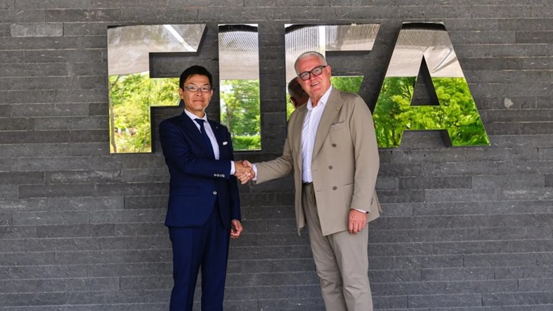 Executivos da FIFA e da Konami.