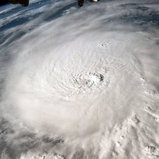 Imagem de Drone grava ondas gigantes e ventos fortes dentro do furacão Milton; veja o vídeo