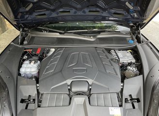 Debaixo do capô, todas as "entranhas" do V8 biturbo são ocultas por acabamentos plásticos.