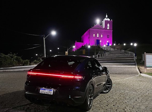 "Nosso" Cayenne Turbo GT de frente para a Paróquia Nossa Senhora de Nazareth, em Saquarema, RJ.