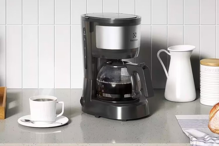 A cafeteira Electrolux Efficient, com capacidade para 15 xícaras, também está com desconto.