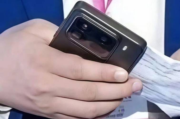 O Xiaomi 15 Pro foi visto em público, e o que entregou o modelo foi a nova posição do flash LED.