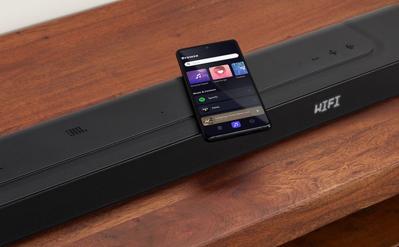 A soundbar JBL 500, com som surround Dolby Atmos e 5.1 canais de áudio, participa da promoção na Casas Bahia.