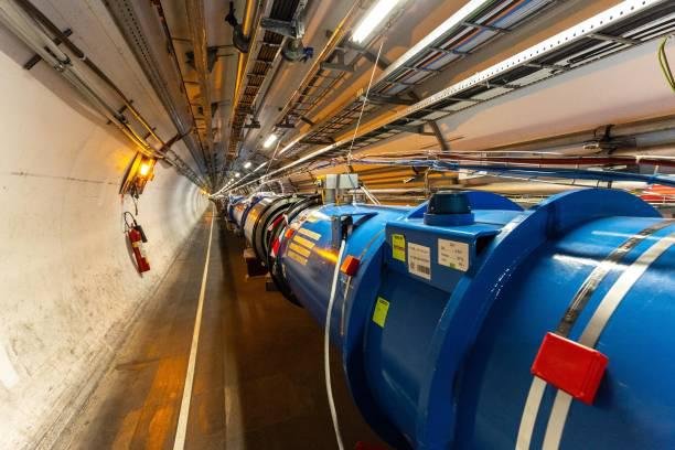 No estudo, pesquisadores usaram dados sobre colisões de alta energia do CERN.