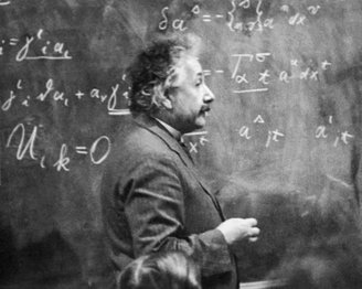 Albert Einstein durante uma de suas aulas.