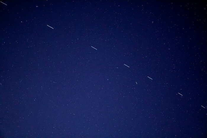 Satélites da Starlink flagrados cruzando o céu.