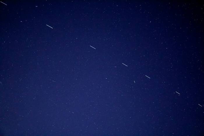 Satélites da Starlink flagrados cruzando o céu.