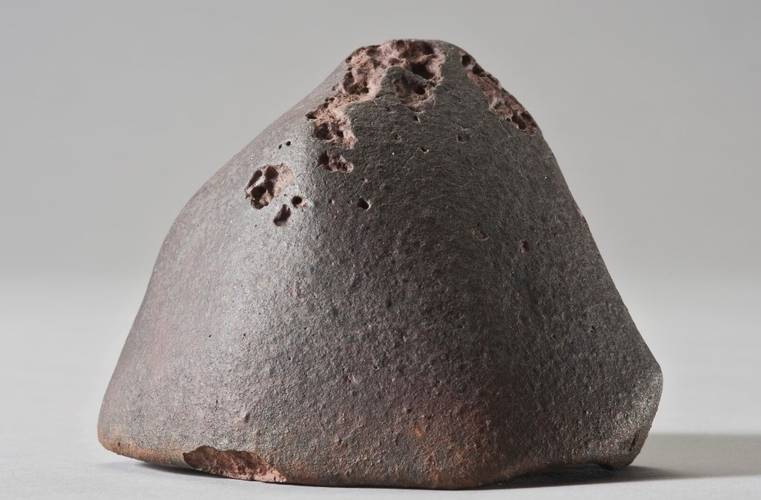 A imagem apresenta o meteorito El Médano 128, encontrado no Grand Canyon dos EUA.