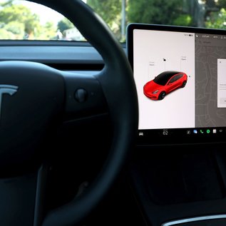 Imagem de Sistema de direção autônoma da Tesla é investigado após acidentes nos EUA