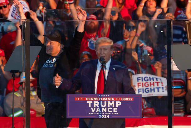 Musk durante comício recente de Trump nos EUA. (Imagem: Getty Images)