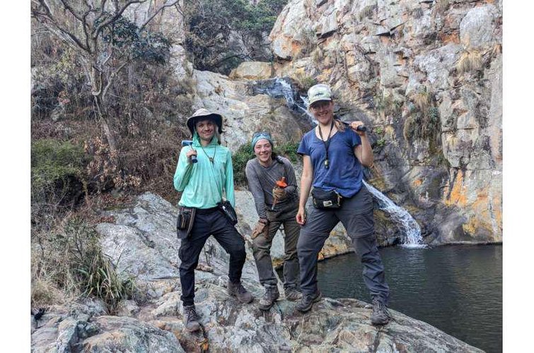 A equipe de pesquisa em ação nas montanhas da África do Sul.