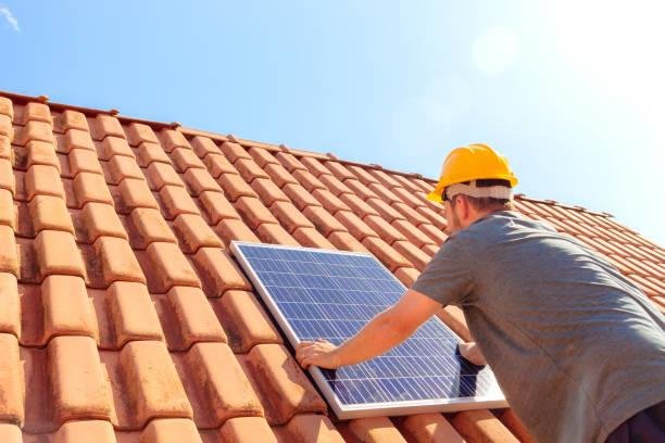 A potência das placas solares pode influenciar diretamente na eficiência e na economia gerada.