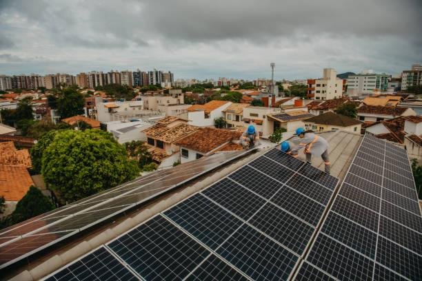 Até 2031, sistemas fotovoltaicos economizarão mais de R$ 84,9 bilhões nas contas de luz dos brasileiros (Absolar).