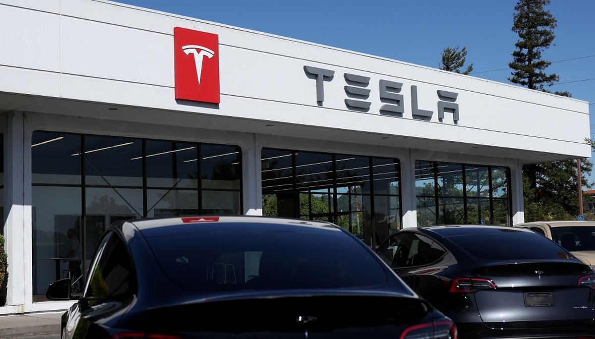 Ações da Tesla aceleram e crescem 22% em melhor desempenho da década; veja o motivo