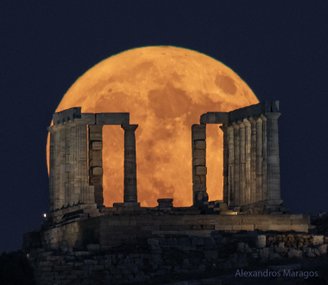 Superlua atrás do Templo de Poseidon, na Grécia.