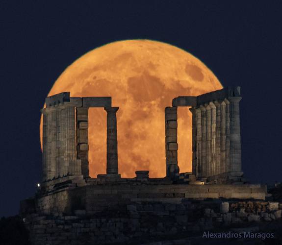Superlua atrás do Templo de Poseidon, na Grécia.