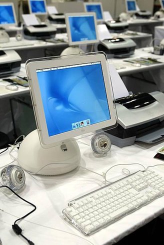 Quando abandonou o display CRT, o iMac ganhou um corpo em formato inusitado. (Imagem: Getty Images)