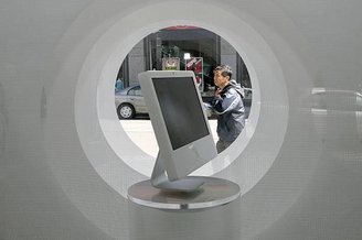 O iMac G5 inaugurou a identidade visual adotada nos iMacs até hoje. (Imagem: Getty Images)