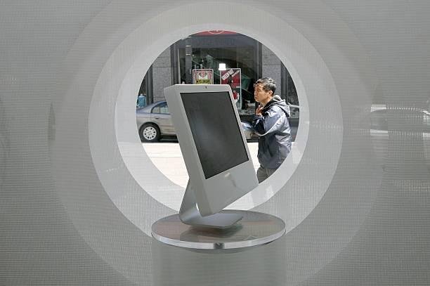 O iMac G5 inaugurou a identidade visual adotada nos iMacs até hoje. (Imagem: Getty Images)