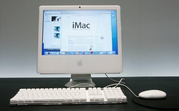 O primeiro iMac com Intel não inovou em visual, mas a ficha técnica passou por uma migração importante. (Imagem: Getty Images)