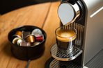 Imagem de Compre sua cafeteira Nespresso com até 50% OFF e ganhe R$150 em cafés; veja como aproveitar
