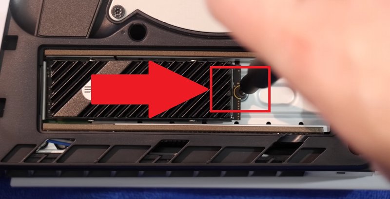 Coloque o mesmo parafuso para fixar o seu SSD 