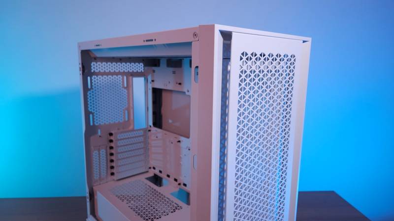 O gabinete é vendido em versões preto ou branca, com opções de ventoinhas RGB.