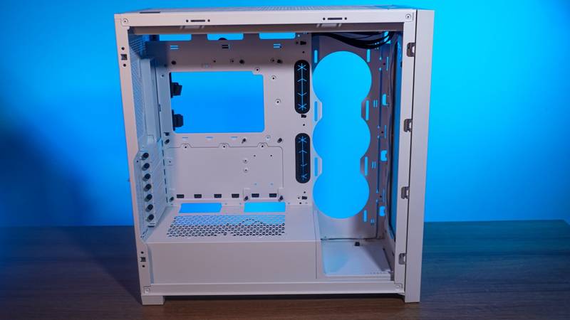 Corsair 5000D Airflow tem múltiplos atalhos estratégicos para passar cabos e fios.