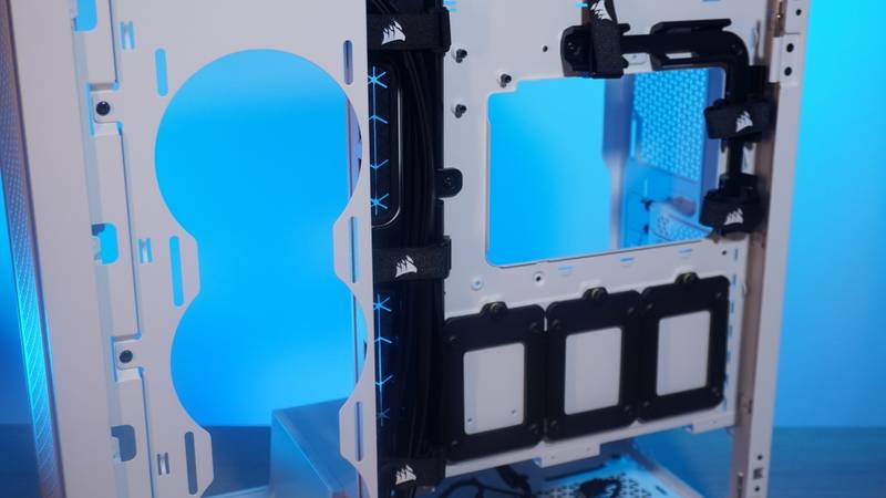 O Corsair 5000D tem espaço para inserir três SSDs do tipo SATA na parte traseira.