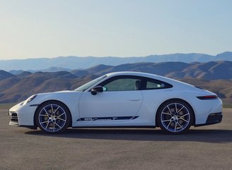 O novo 911 Carrera T traz uma proposta bem parecida com a do original dos anos 60.