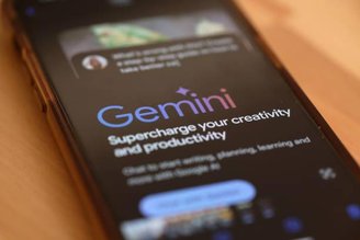 As integrações do Google Gemini permitem acessar funções de outros aplicativos por comandos de voz.