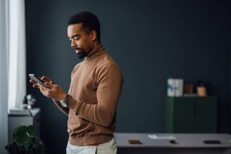 Diferente de um humano, a IA apresenta padrões previsíveis de texto. (Fonte: GettyImages/Reprodução)