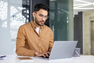 A inteligência artificial também conta com padrões mais previsíveis nas frases de transição. (Fonte: GettyImages/Reprodução)