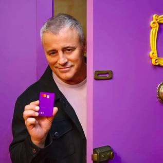 Imagem de Matt LeBlanc, o Joey de Friends, protagoniza nova propaganda do Nubank