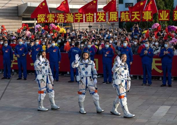 A agência espacial chinesa CNSA apresentou os trajes espaciais lunares em setembro de 2024.