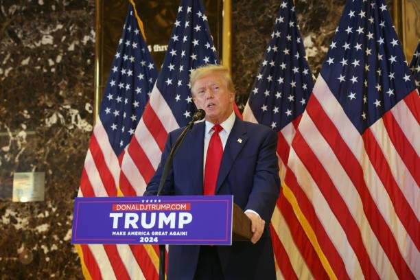 Trump discursa durante comício. (Imagem: Getty Images)