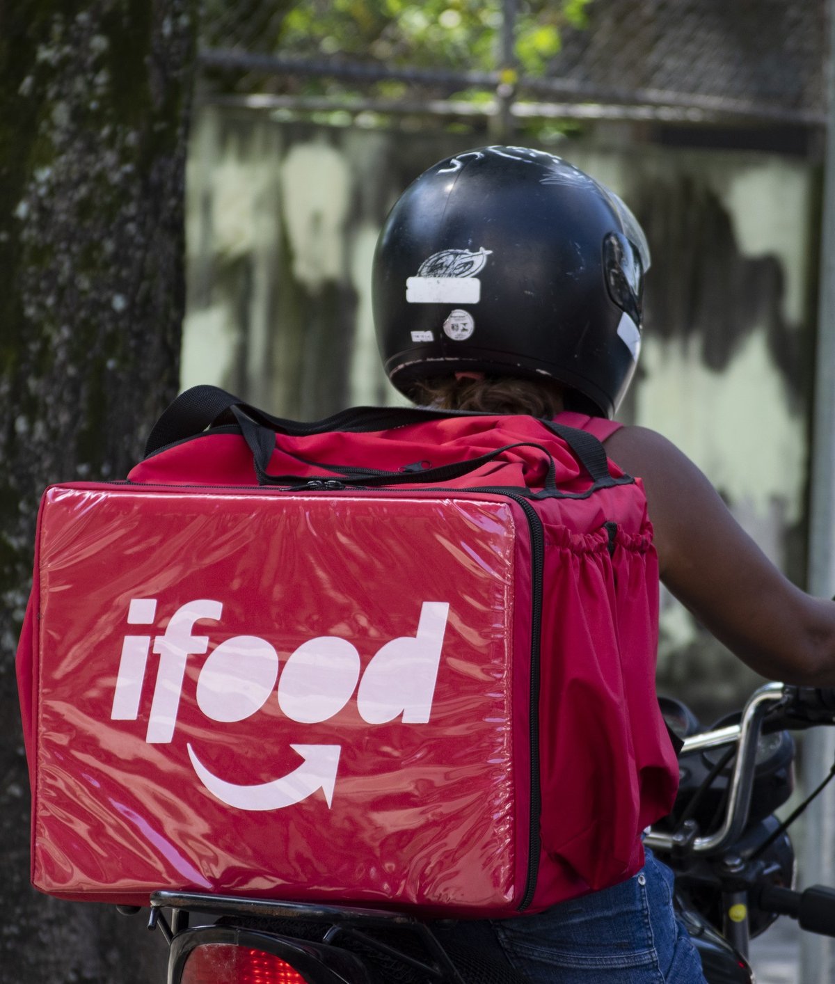 Uber e iFood negociam com governo inclusão na plataforma Celular Seguro