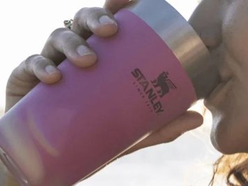 Copo Stanley por menos de R$ 100: veja 3 modelos em oferta de Black Friday no site oficial