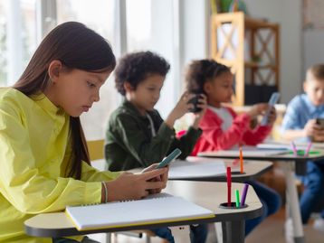 86% dos pais concordam em redução no uso de celular na escola, revela pesquisa
