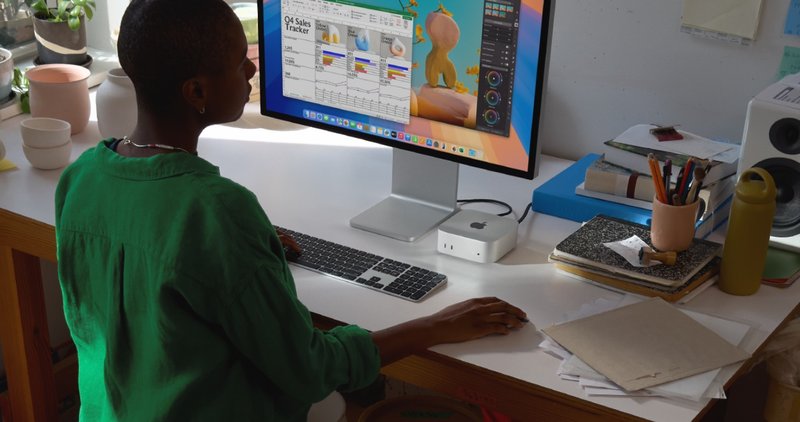 O Mac mini na prática, posicionado em uma mesa de trabalho. (Imagem: Divulgação/Apple)